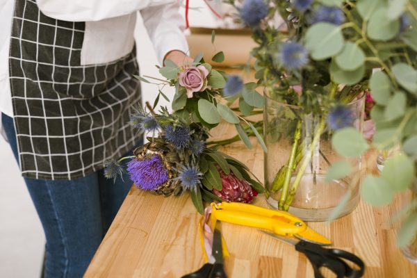 floreria-primer-plano-trabajando-tienda-flores