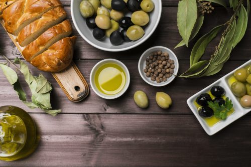 vista-superior-aceitunas-organicas-pan-casero